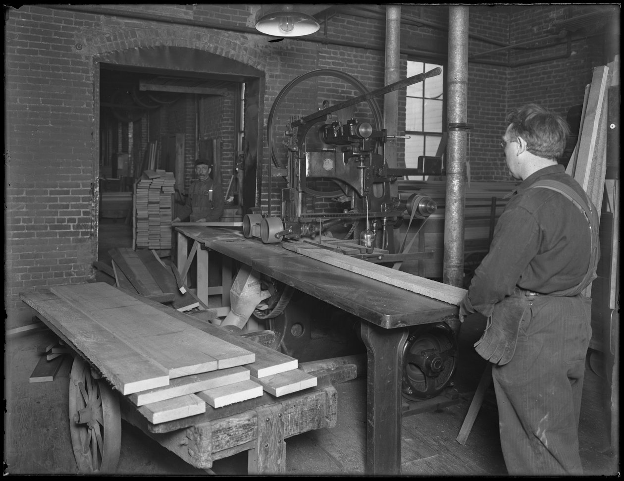 Tabut imalatında kullanılması amaçlanan kenar kerestesi, Oneida, New York, 3 Nisan 1916 by William Davis Hassler