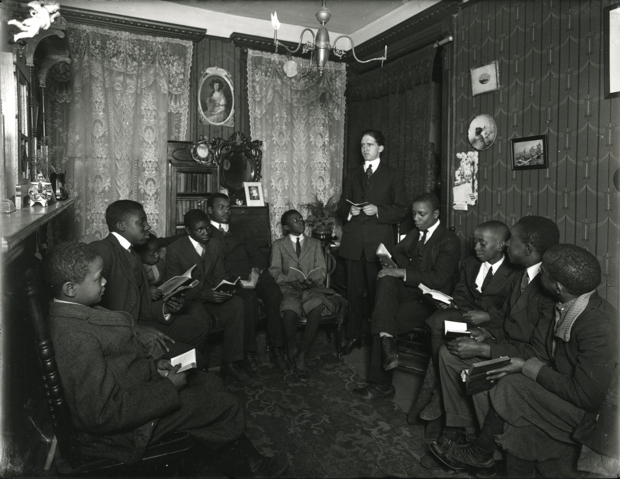 Bayan Bostick's, 72 West 99th Street, Bay Rockwood'daki Evangelist Komite dersi, genç Afrikalı Amerikalı erkek ve erkeklerden oluşan bir öğretim grubu. 31 Mart 1916 by William Davis Hassler