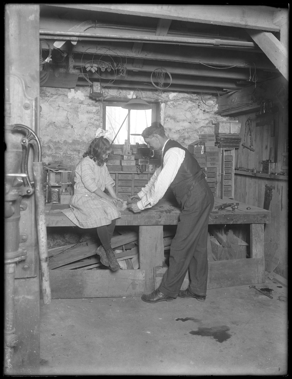 Frank P. Hassler ve Mary Hassler bodrumda, Glen Ellyn, c.1912 by William Davis Hassler