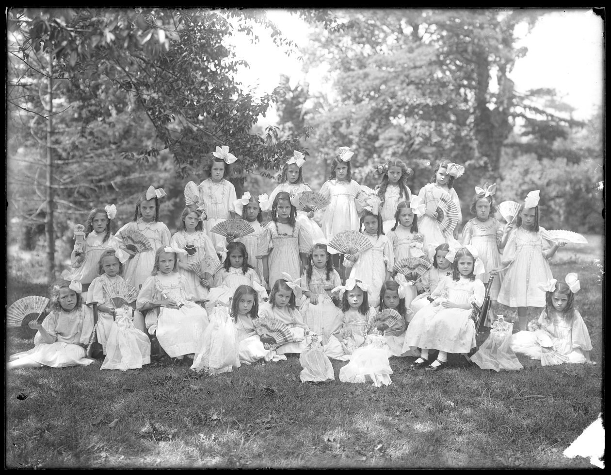 Kimliği belirsiz küçük kızların grup portresi, muhtemelen Roma Katolik Yetim Akıl Hastanesi, Kingsbridge, Bronx, c.1910 by William Davis Hassler