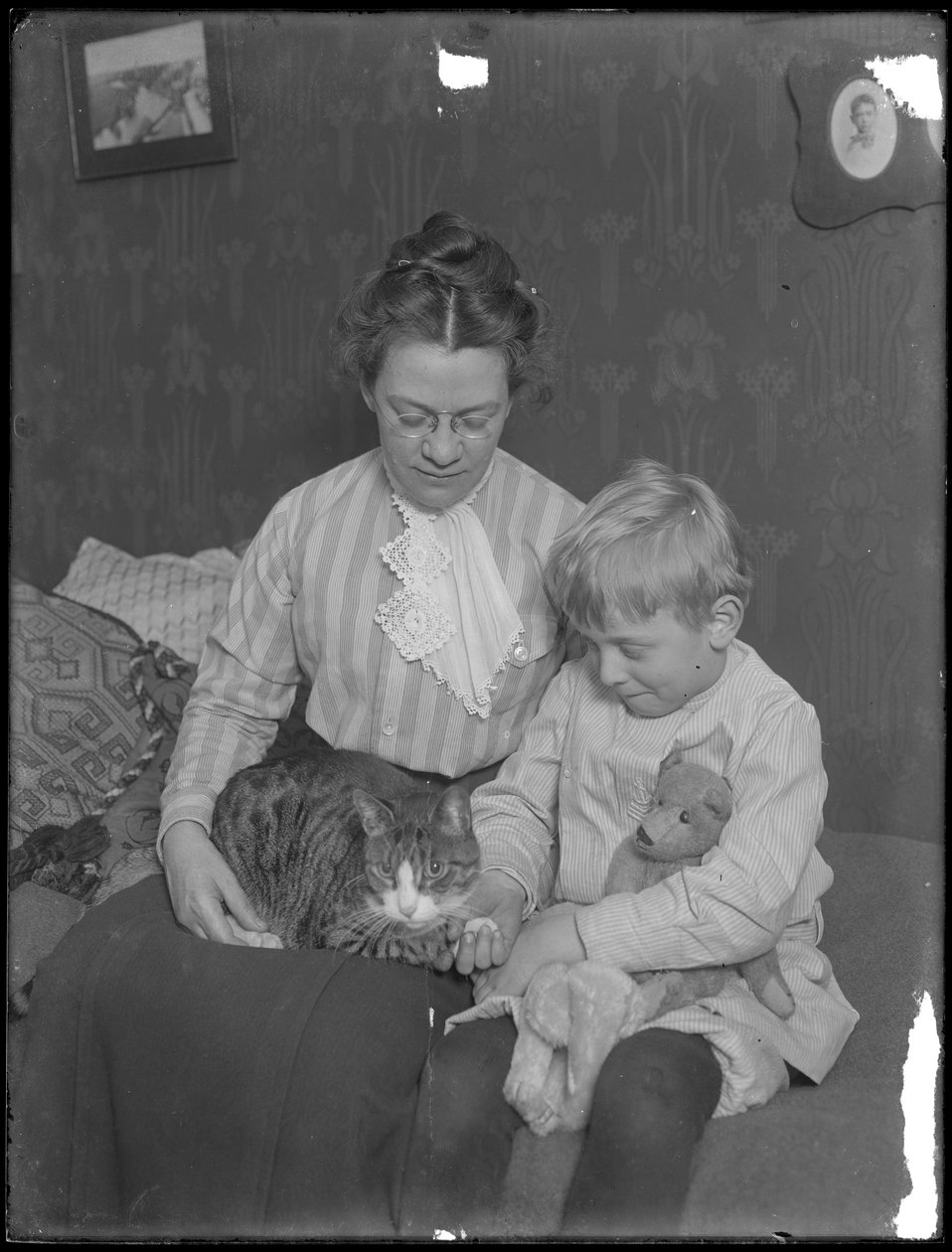 Harriet E. Hassler ve William Gray Hassler, tekir kedi (Reddy) ve oyuncak ayı ile oturuyorlar, c.1911 by William Davis Hassler