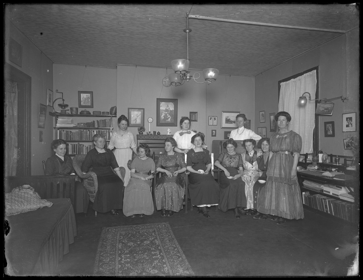 Harriet E. Hassler, bir grup genç kadınla, 206 W. 13th Street, 1912 dolayları by William Davis Hassler