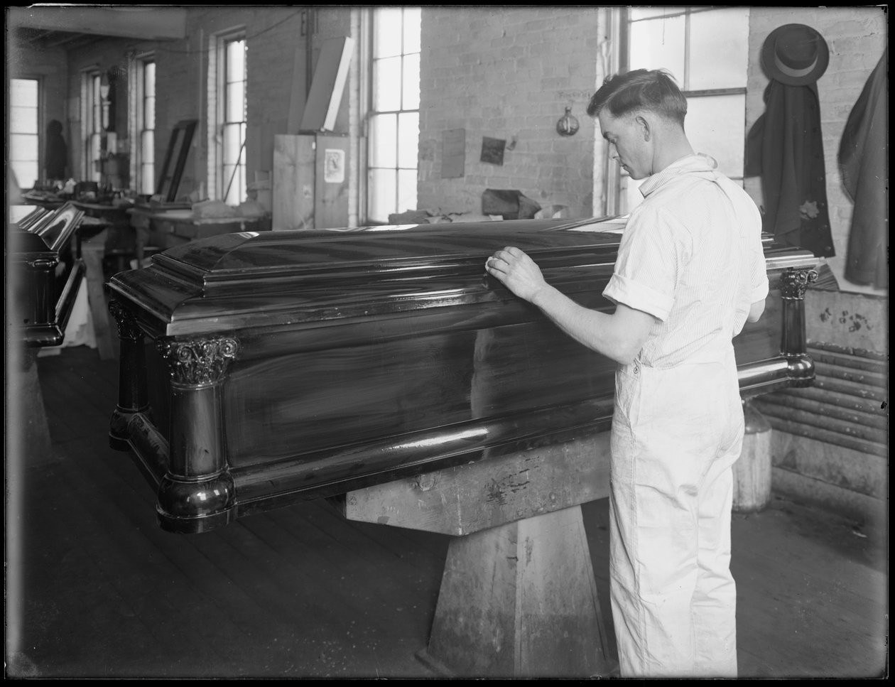 Bir tabutun incelenmesi, Oneida, New York, 3 Nisan 1916 by William Davis Hassler