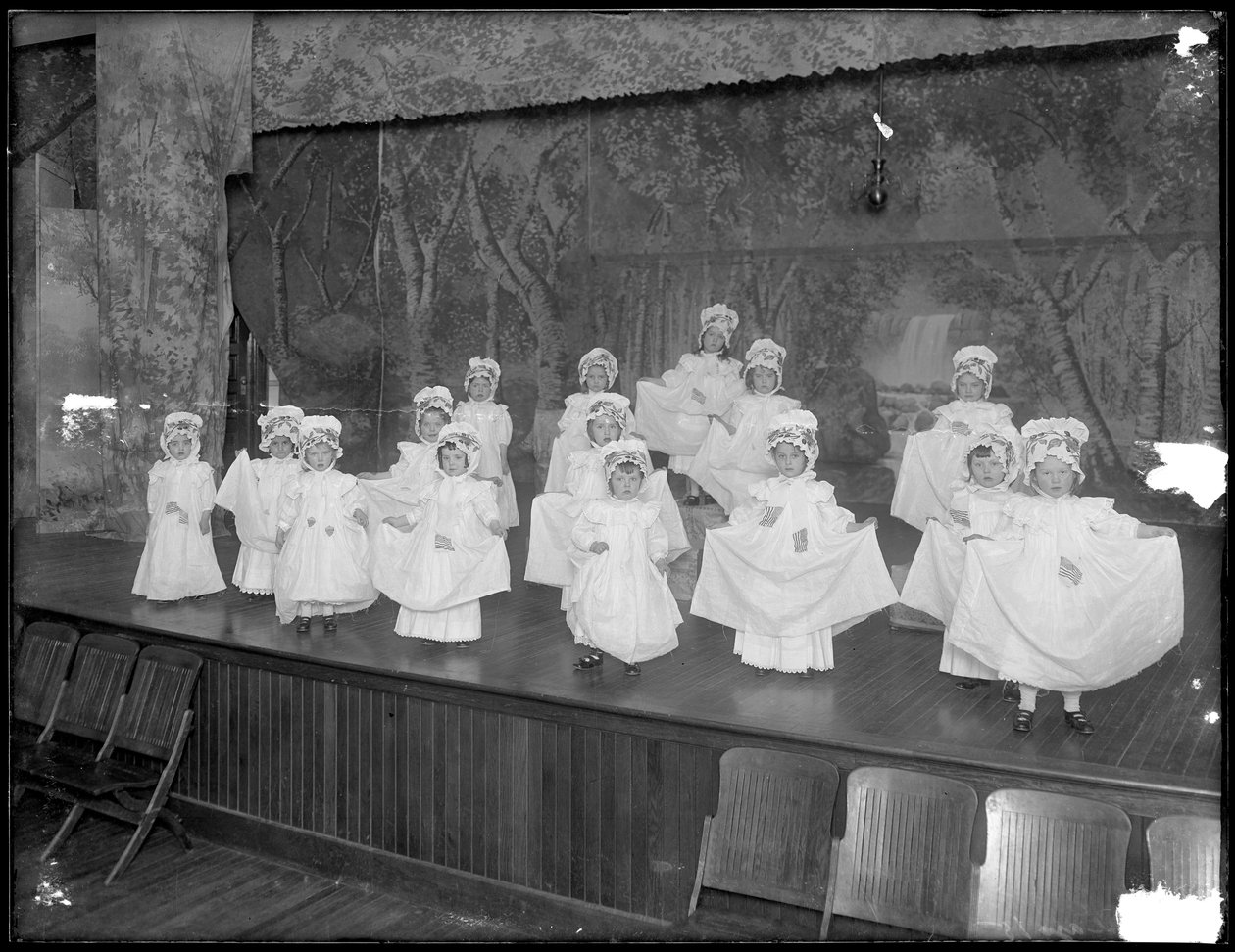 Anaokulları sahnede: çok küçük kızlar küçük bir sahnede performans sergiliyor, muhtemelen Roma Katolik Yetim Akıl Hastanesi, Kingsbridge, Bronx, c.1911 by William Davis Hassler