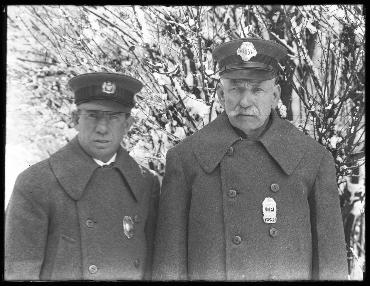 Larry Casey ve John Connolly kış üniformalarıyla karda poz verdiler, Isham Park, Inwood, New York, 7 Mart 1915 by William Davis Hassler