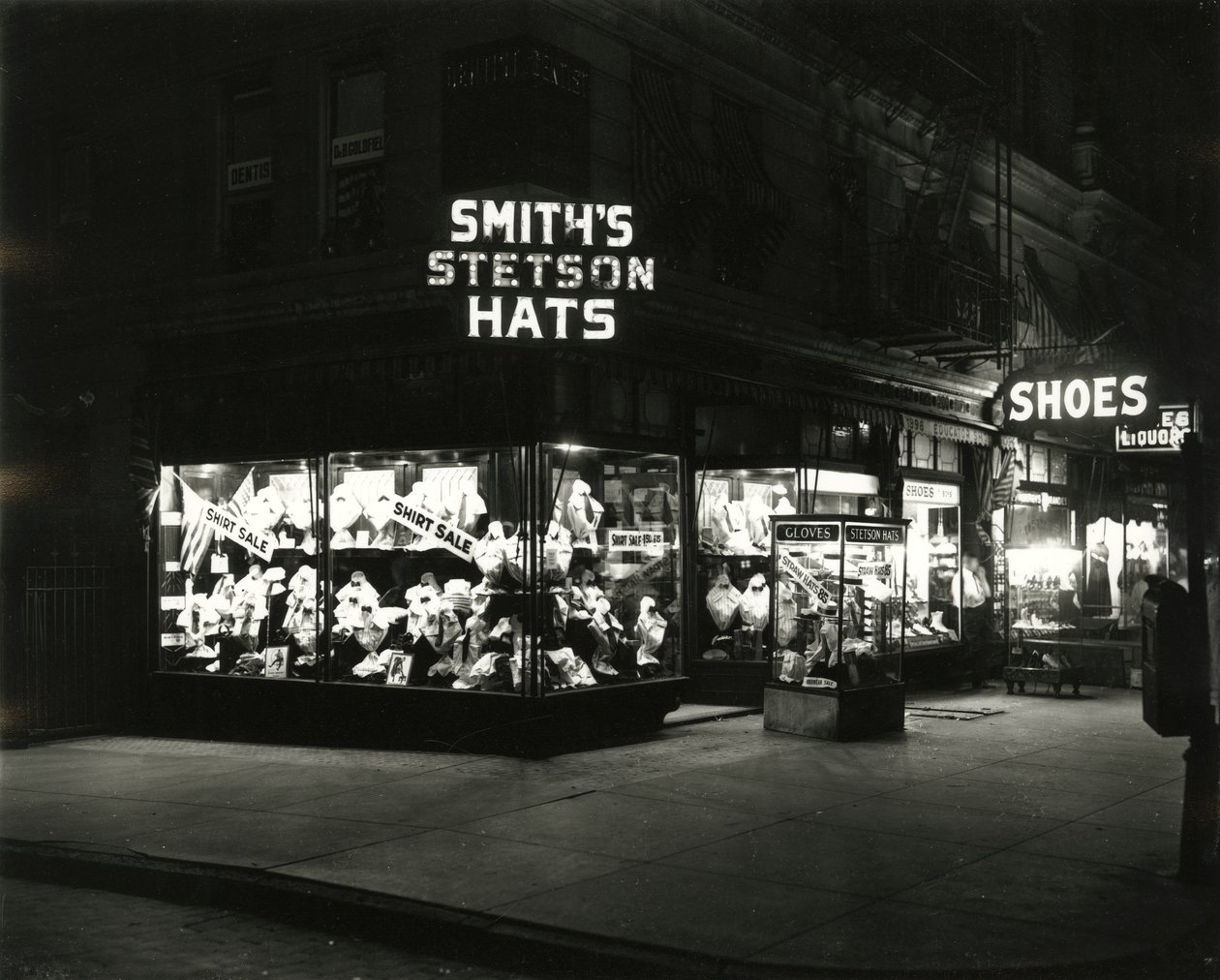 Smith'in Stetson Şapkaları, Ayakkabıları, Likörleri, c.1910-21'in reklamını yapan aydınlatılmış mağaza cepheleri by William Davis Hassler
