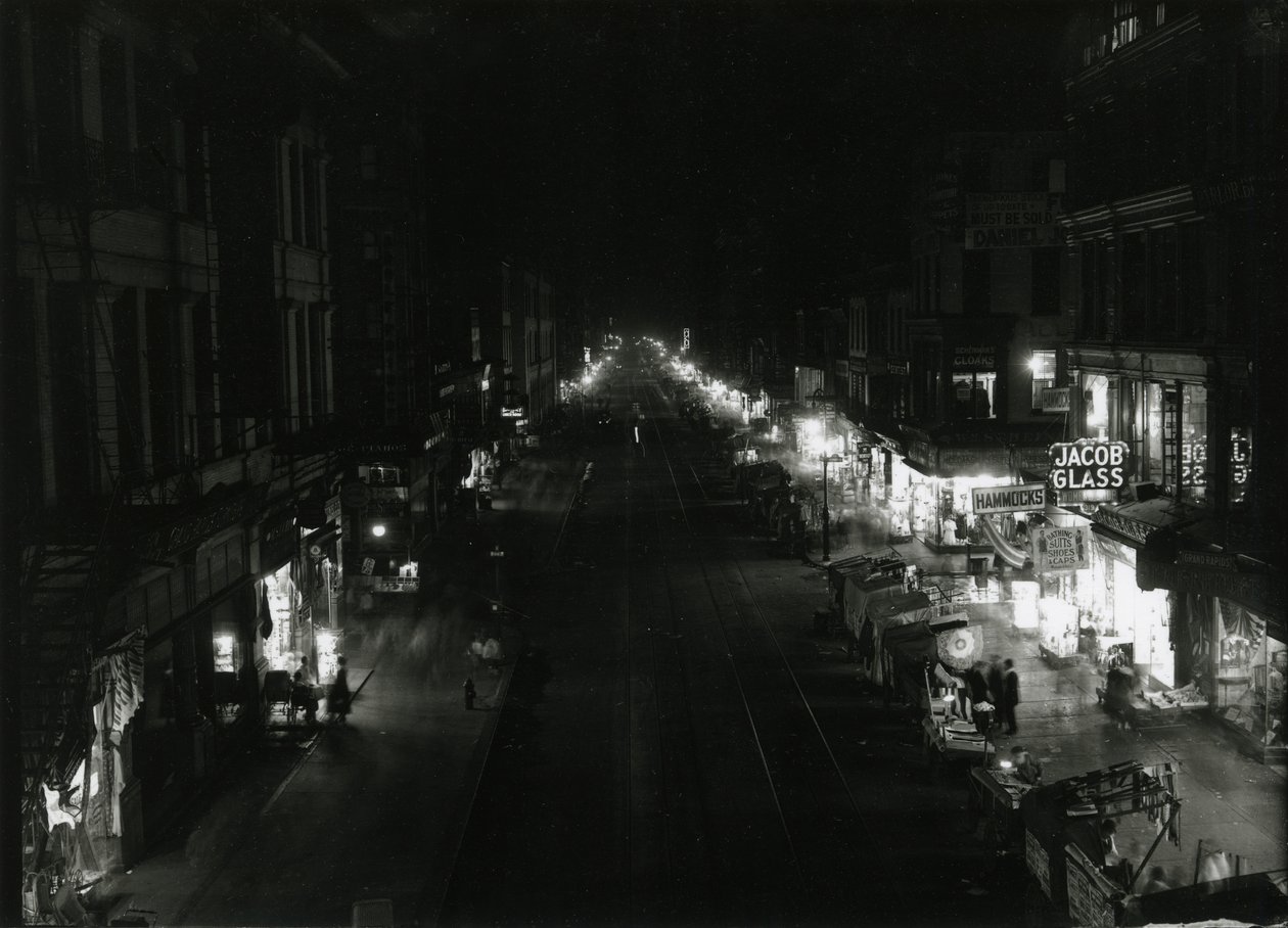 ಆರ್ಚರ್ಡ್ ಸ್ಟ್ರೀಟ್, NYC, 1917 ಟರ್ಕ್‌ನಲ್ಲಿ ಗ್ರ್ಯಾಂಡ್ ಸ್ಟ್ರೀಟ್‌ನ ರಾತ್ರಿ ನೋಟ by William Davis Hassler
