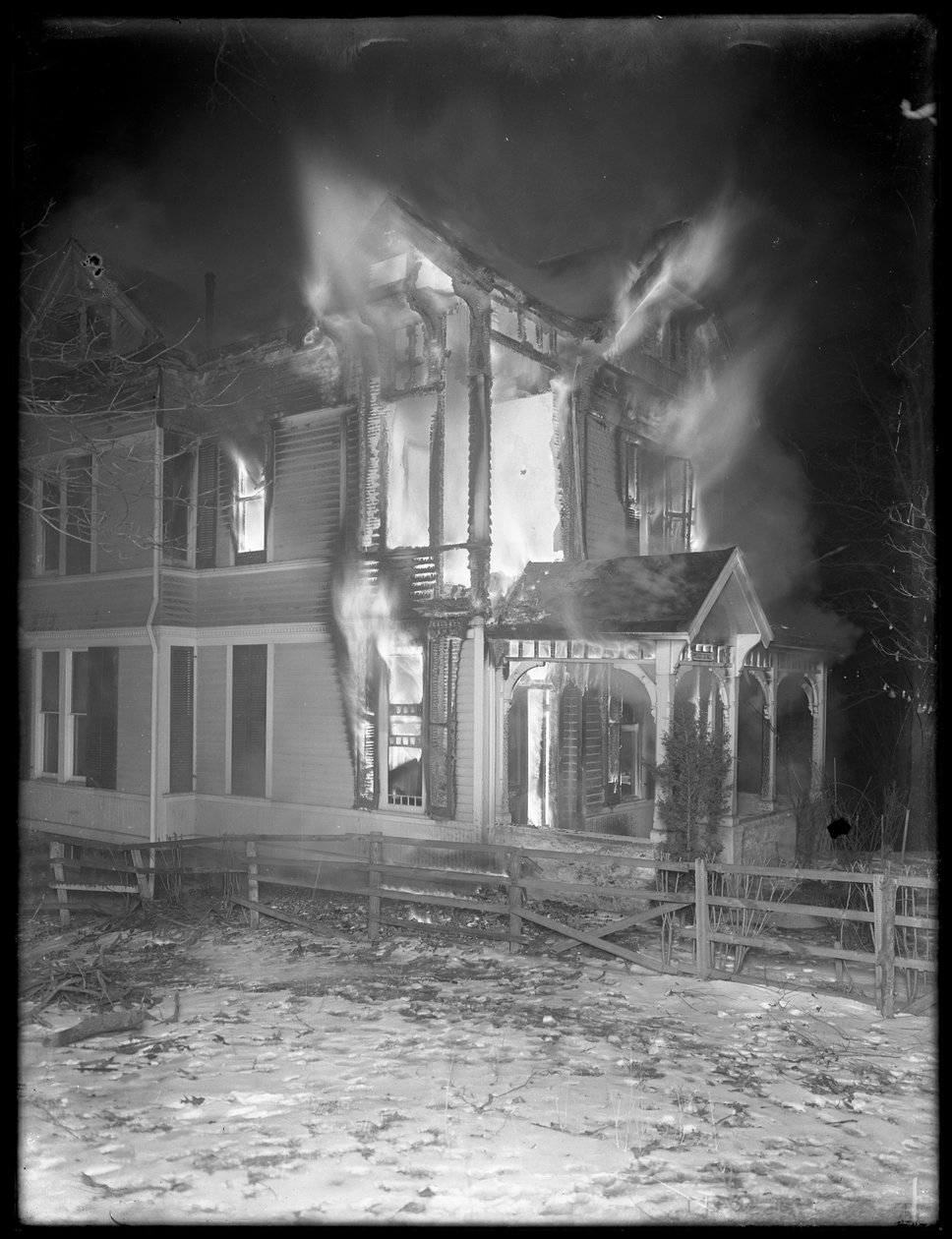Geceleri Prescott Cottage yangını, Inwood Hill, 1914 by William Davis Hassler
