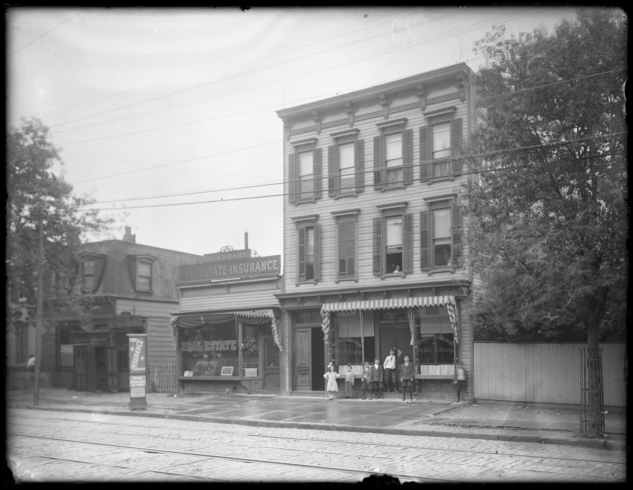Yedi çocuk, Queens Borough Halk Kütüphanesi