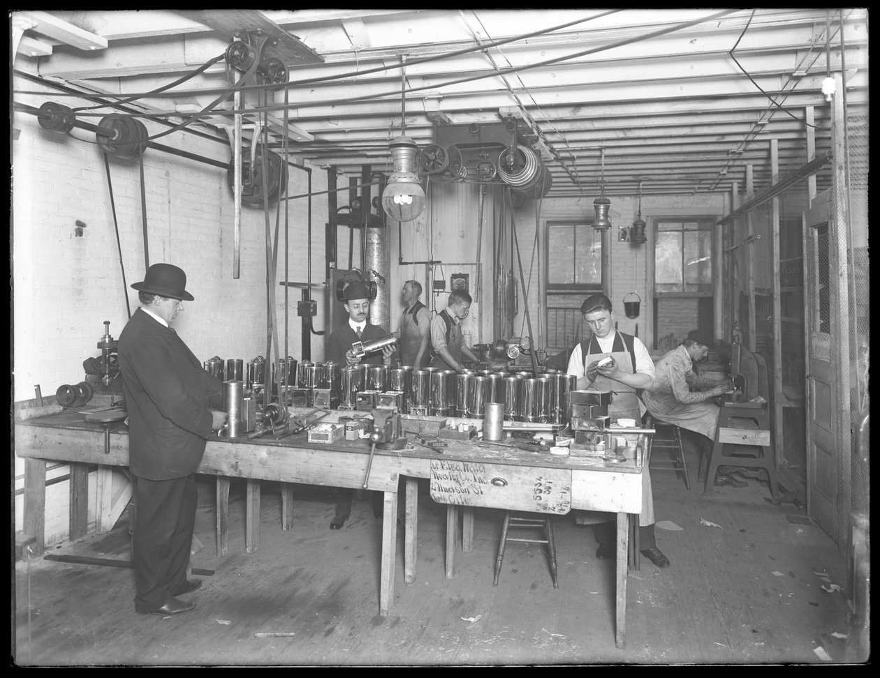 Altıncı kat atölyesi, Gayzer Elektrikli Su Isıtıcı Şirketi, 42 Hudson Street, New York City, 31 Aralık 1914 by William Davis Hassler