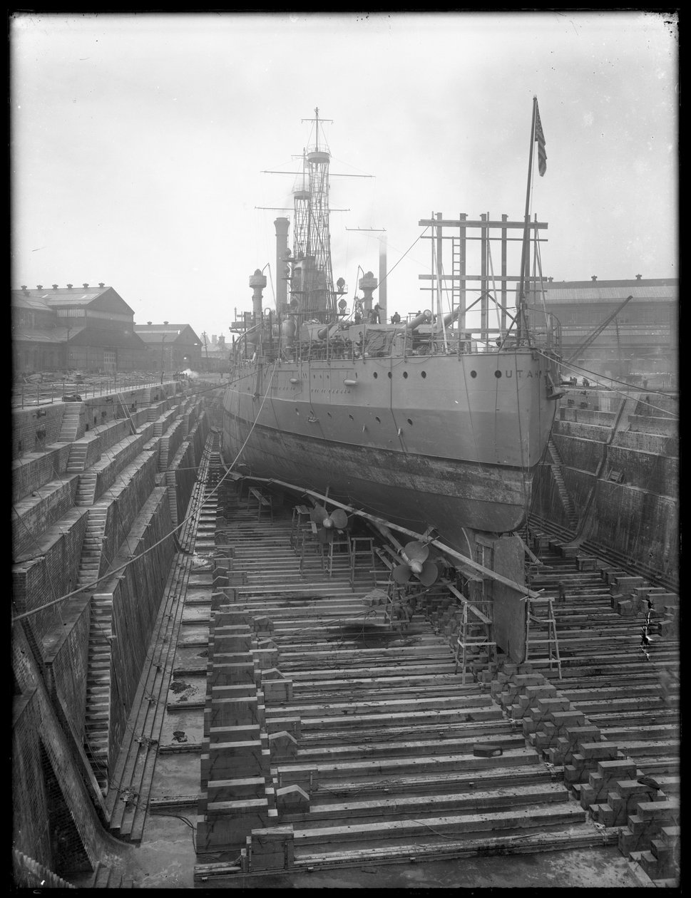 USS Utah, Brooklyn Navy Yard'da kuru havuzda, c.1912 by William Davis Hassler