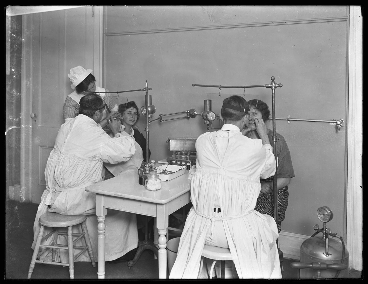 Muayene edilen iki hasta, 2 numaralı muayene odası, Seton Hastanesi, Spuyten Duyvil, Bronx, 30 Ekim 1914 by William Davis Hassler
