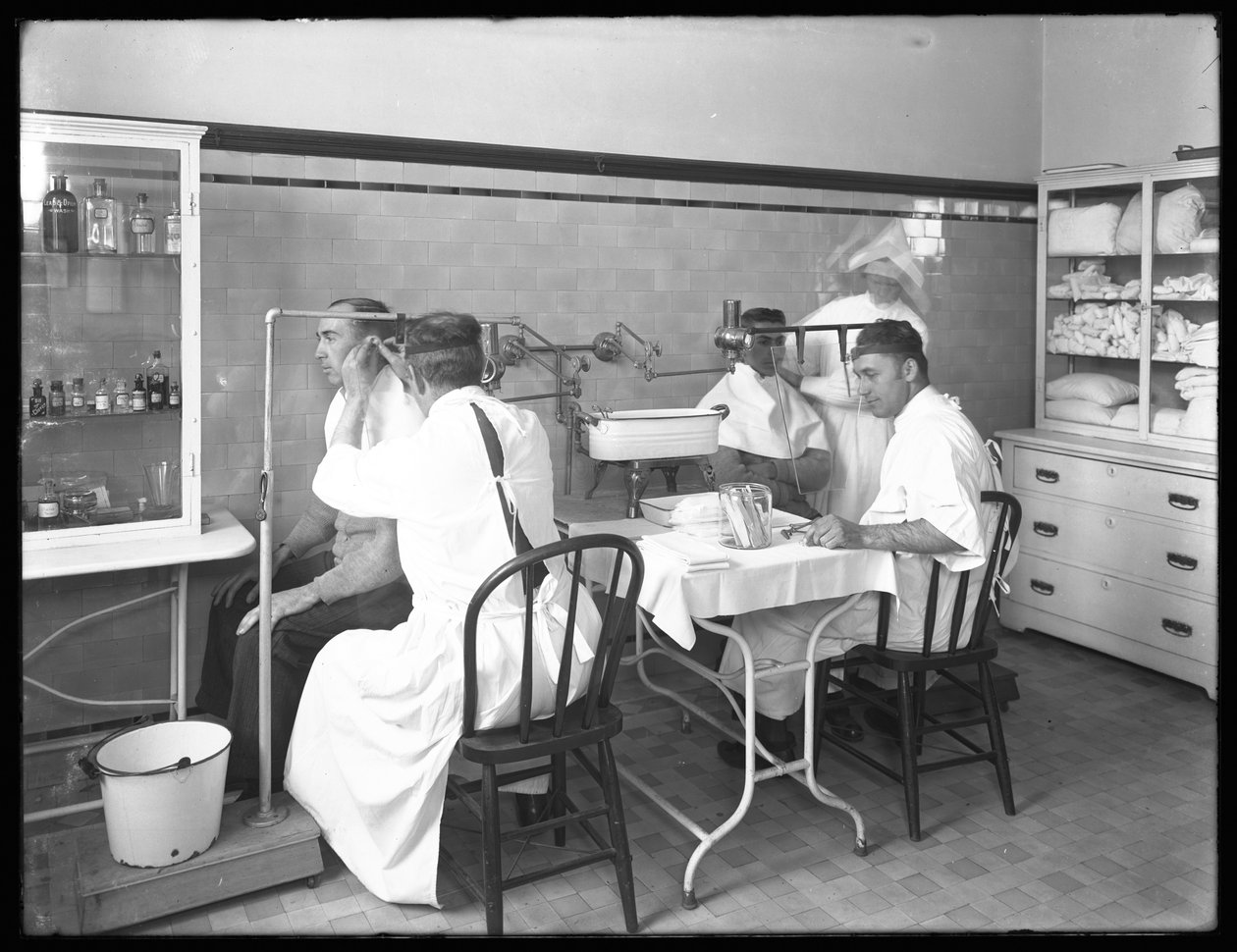 Ana hastanenin muayene odasında muayene edilen iki hasta, Seton Hastanesi, Spuyten Duyvil, Bronx, 30 Ekim 1914 by William Davis Hassler