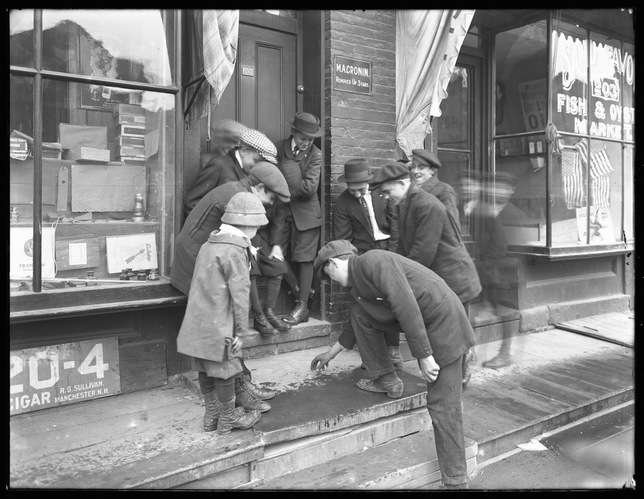Bir verandada barbut atan kimliği belirsiz çocuklar, New York City, 30 Mayıs 1915 by William Davis Hassler