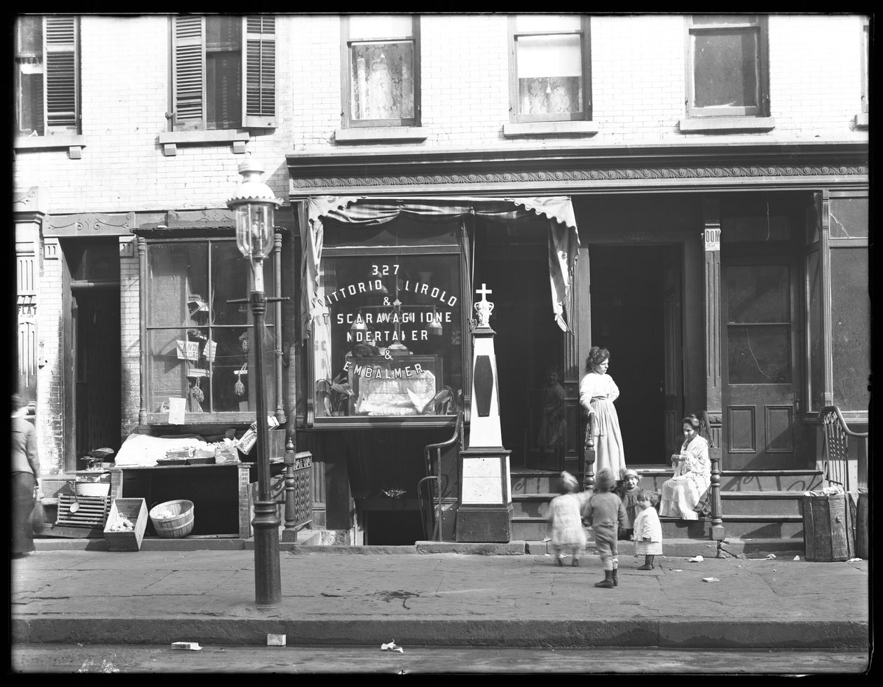 Vittorio Quirolo und T. Scaravaglione, cenazeci ve mumyacı, 327 E. 111th Street (veya 109th Street), New York City, 26 Ekim 1914 by William Davis Hassler