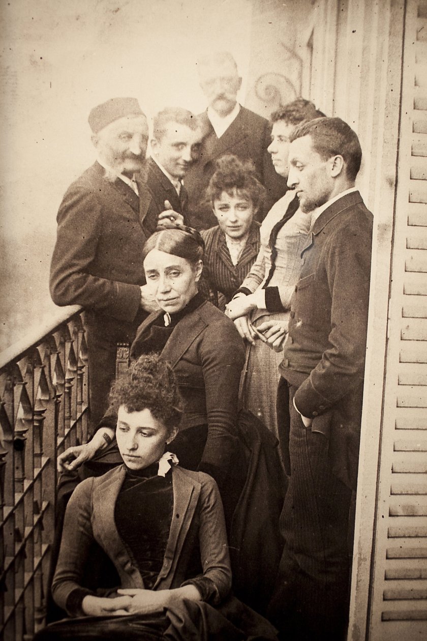 Claudel ailesi, Jessie Lipscomb, Ferdinand de Massary ve babası 31 boulevard de Port Royal'deki dairenin balkonunda. (Ön planda: Louise (d. 1866), arkasında Madame Claudel (d. Louise Athanaise Brains, 1840) ve Camille (1864- by William Elborne