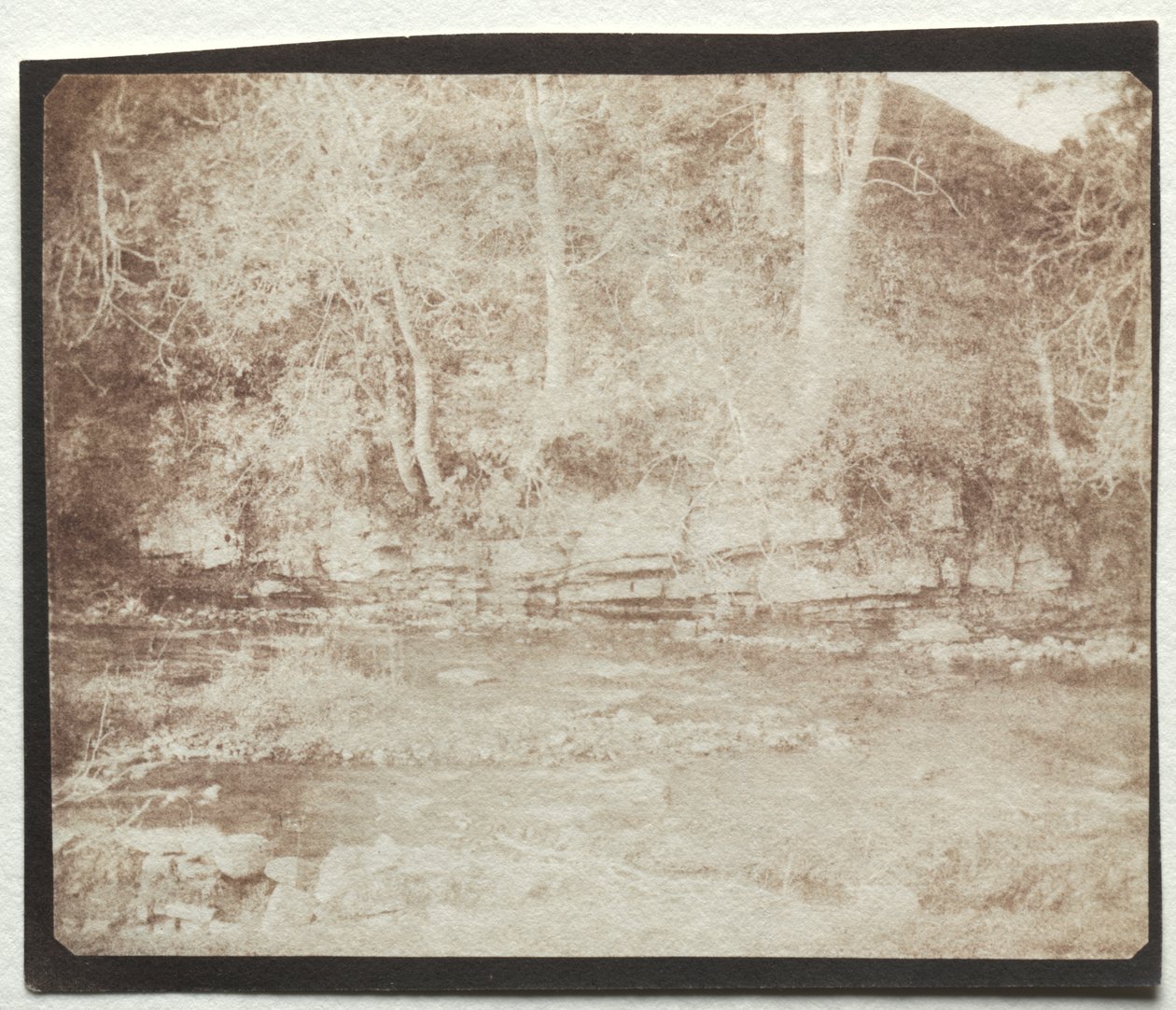 Doune Kalesi'nin Eteklerinde Akan Bir Dağ Deresi by William Henry Fox Talbot