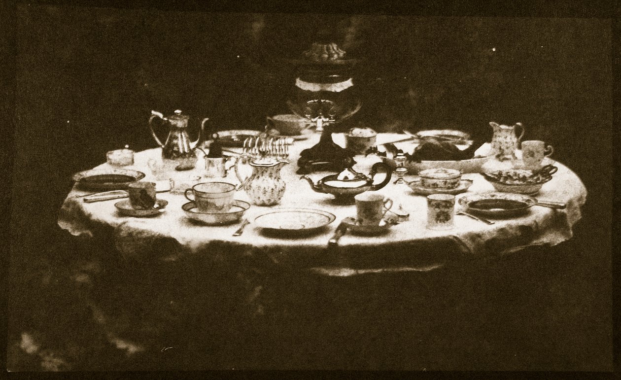 Zarif bir şekilde ayarlanmış masa, c.1841 (calotype negatiften tuzlu kağıt baskısı) by William Henry Fox Talbot