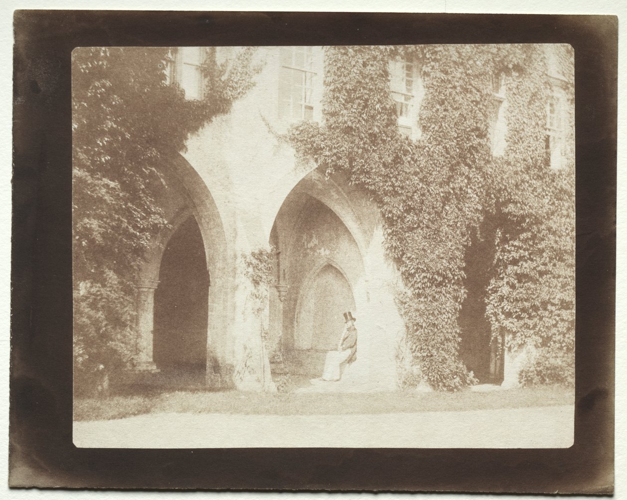 Calvert Jones, Lacock Manastırı'nın Sacristy'sinde Oturmuş by William Henry Fox Talbot
