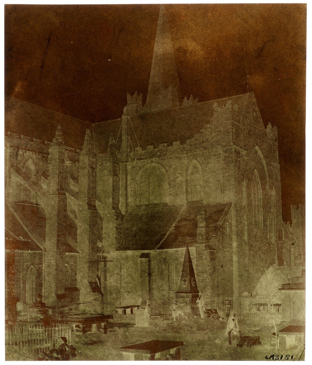 Aziz Patrick Katedrali mezarlığında dört adam, Dublin (Kağıt Negatif-Kamera) by William Henry Fox Talbot