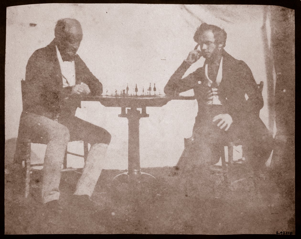 Nicolaas Henneman bir satranç oyununda hamlesini düşünüyor, Eylül 1841 (negatif calotipten tuzlu kağıt baskısı) by William Henry Fox Talbot