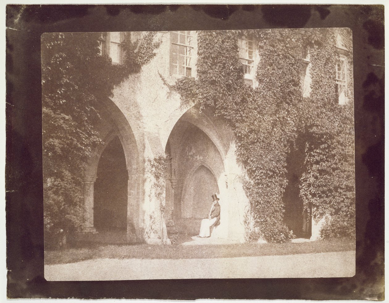 Rahip Calvert Jones, Cloisters, Laycock Abbey'de oturuyor, c.1847 (kalotip negatiften tuzlu kağıt baskısı) by William Henry Fox Talbot