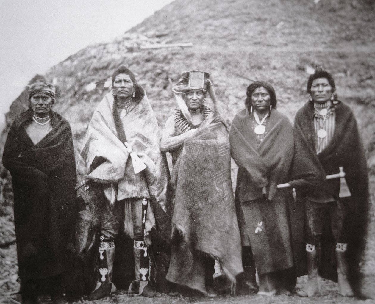 Bir kabile toprak kulübesinin önündeki Pawnee halkı, 1869 dolayları (s/b fotoğraf) by William Henry Jackson