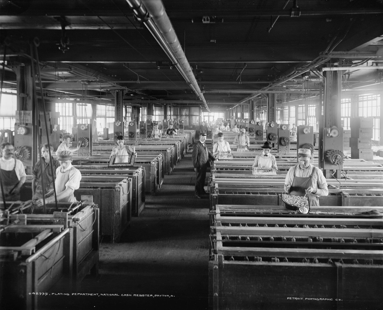 Kaplama Departmanındaki İşçiler, National Cash Register Company, Dayton, Ohio, ABD, c.1902 (s/b fotoğraf) by William Henry Jackson