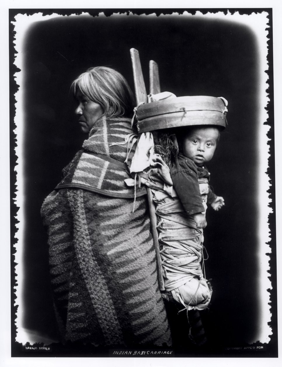 Sırtında papoose taşıyan Navajo kadın, 1914 dolayları (bw fotoğraf) by William Carpenter