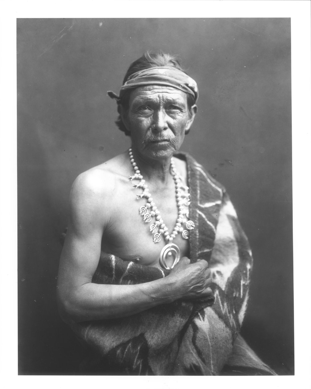 The Medicine Man, c.1915 (bw fotoğraf) by William Carpenter