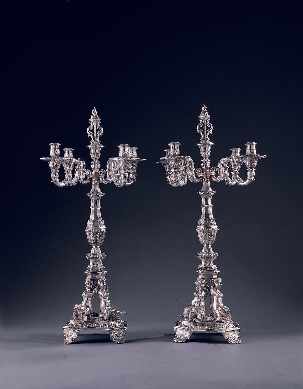 George II için yaptırılan, Balthasar Friedrich Behrens, Hannover, 1736-37 tarafından yapılan son derece önemli bir çift Alman dört ışıklı şamdan by William Kent