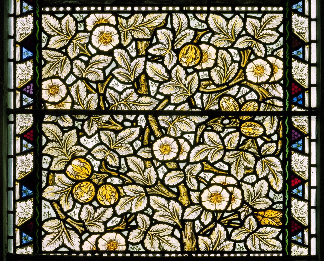 Kirkcaldy Eski Kirk, Morris & Co., William Morris, Yaban Gülleri ve Fındıklar, 1886 by William Morris