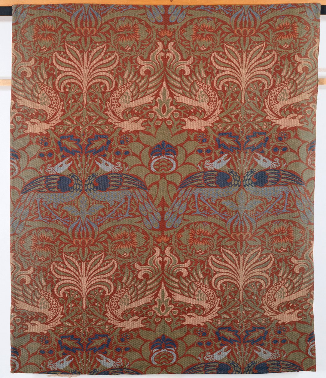 Tavus kuşu bir ejderha, elle dikilmiş dimi perde, Morris & Co., 1878 by William Morris