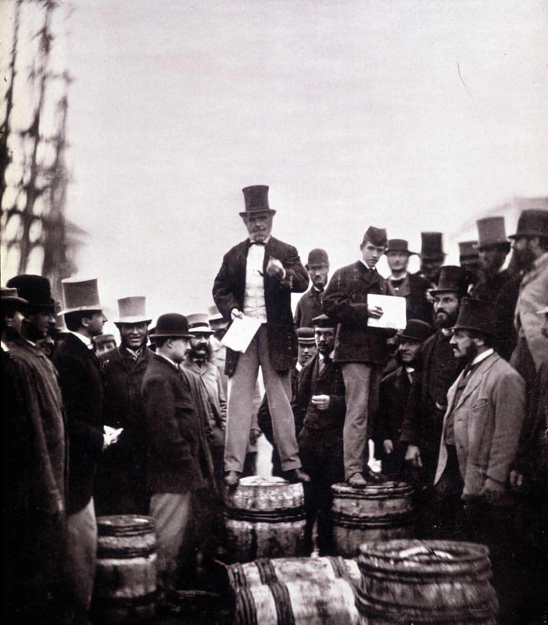 Sokaktaki politik söylem sahnesi: adam bir fıçının üzerinde duruyor ve yalnızca erkek bir kalabalığa konuşuyor. Fotoğraf William Notman (1826-1891), Musee McCord Müzesi, Montreal. 19. yüzyılın sonu by William Notman