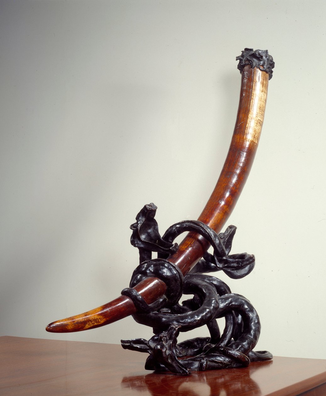 İyi ve kötünün mücadelesi. Fil savunması monte edilmiş fildişi bronz patine. Leopold Van Strydonck (1861 - 1937) tarafından gerçekleştirildi by William van Strydonck