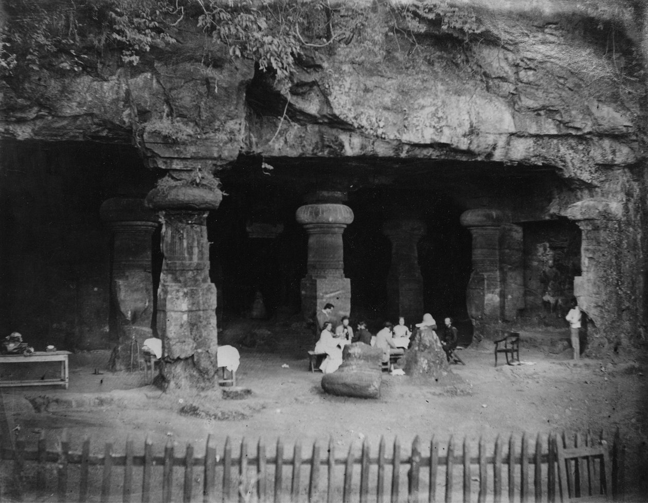 ಭಾರತ: ಬಾಂಬೆ ಬಳಿಯ ಎಲಿಫೆಂಟಾ ಗುಹೆಗಳ ಪ್ರವೇಶದ್ವಾರದಲ್ಲಿ ಪಿಕ್ನಿಕ್, 1870 ರ ಟರ್ಕಿ by Willoughby Wallace Hooper
