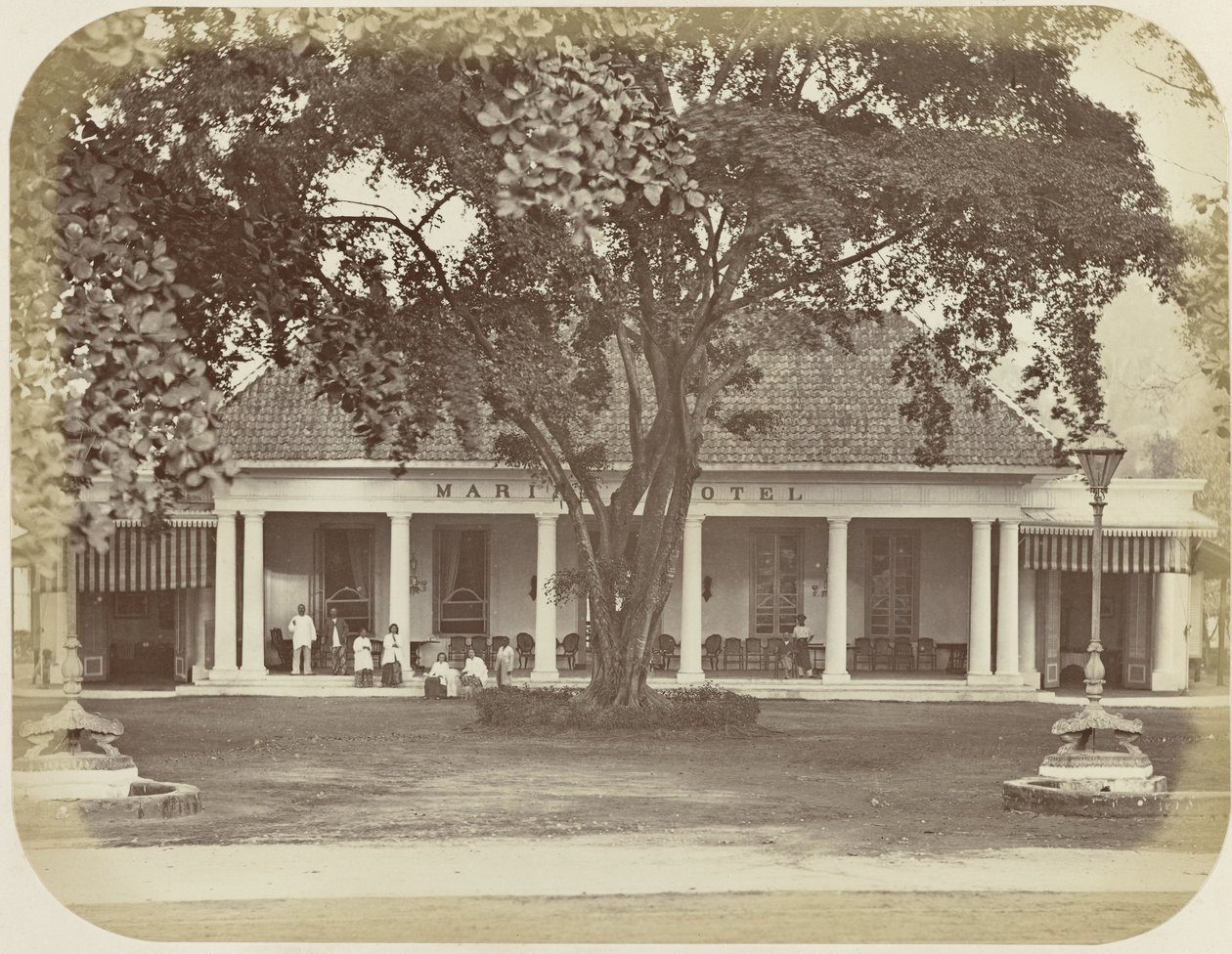 Marine Hotel te Batavia by Woodbury and Page