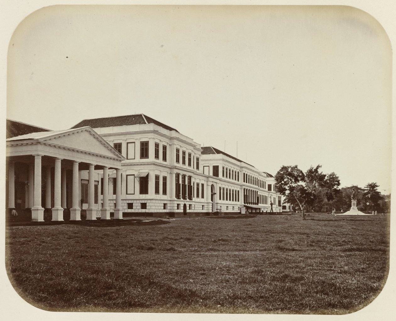Batavia'daki Waterlooplein'deki Daendels Sarayı by Woodbury and Page