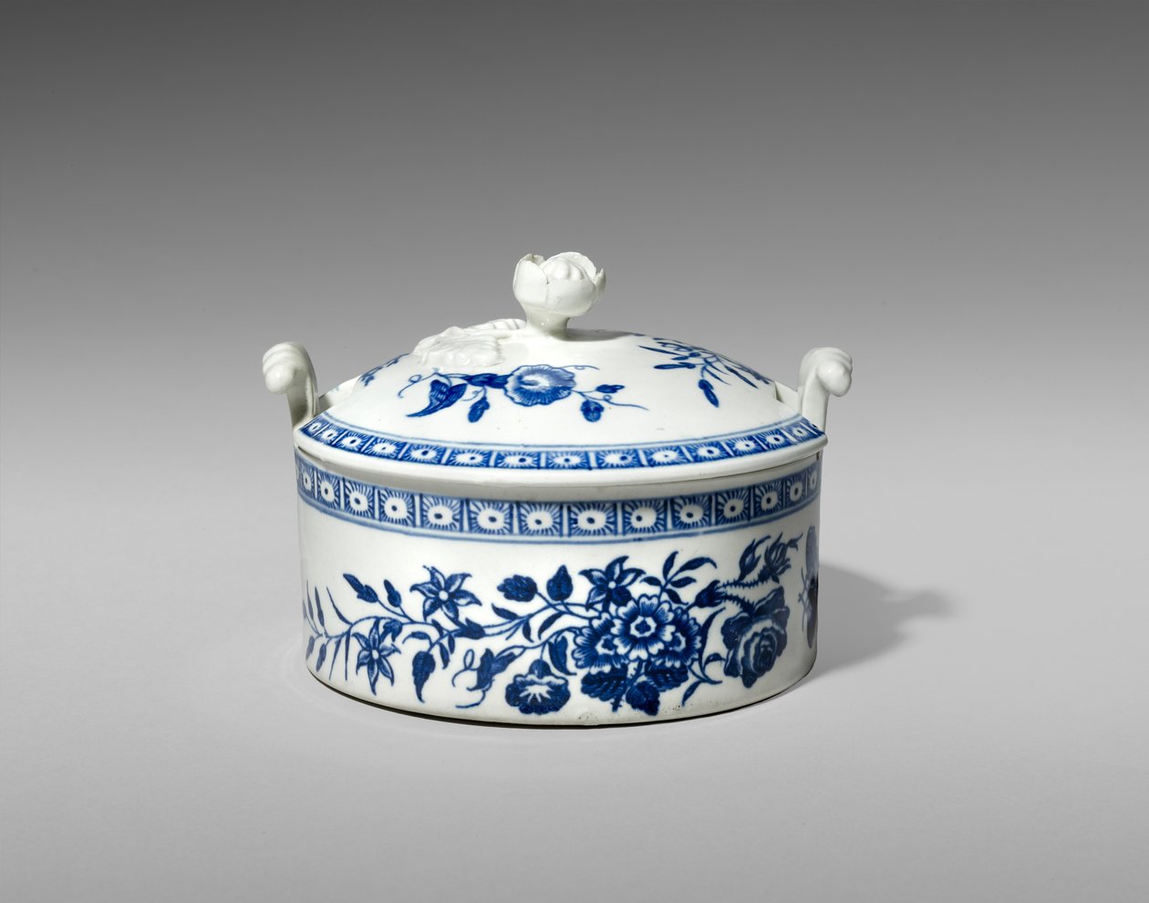Tereyağı Küveti, c. 1770-1783 (transfer baskılı yumuşak hamurlu porselen) by Worcester Porcelain Manufactory
