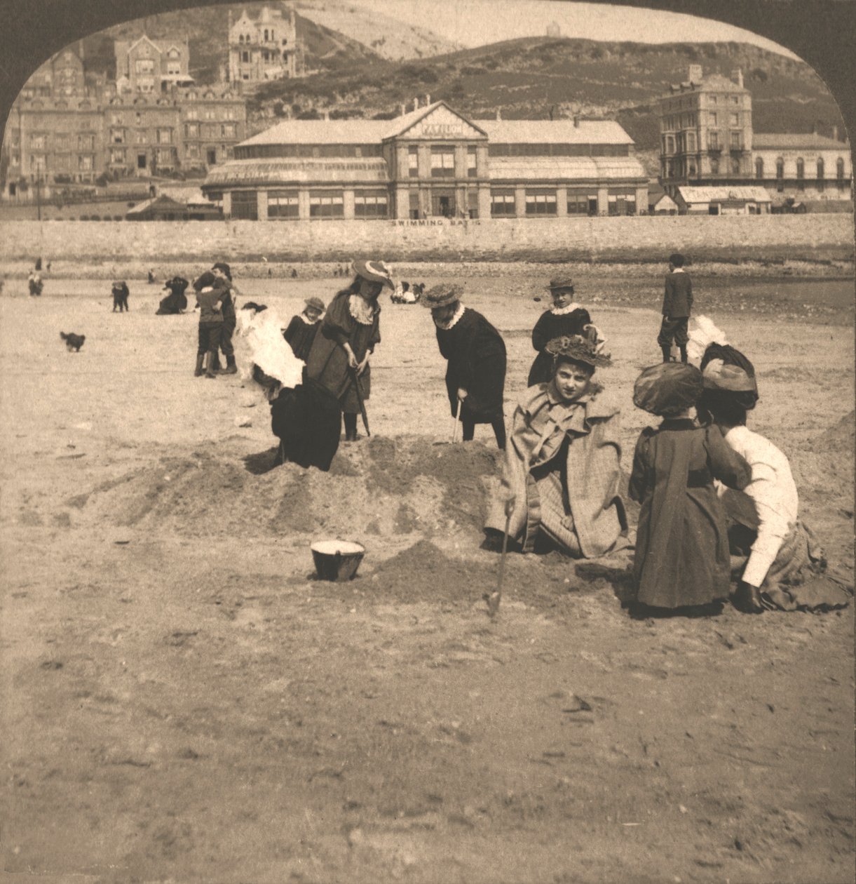 Llandudno sahilinde, Galler, 1894. by Works and Sun Sculpture Studios