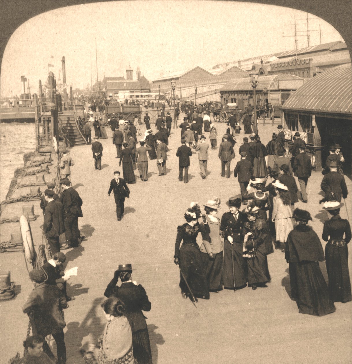 Ocean Steamship Landing, Liverpool, İngiltere, 1901. by Works and Sun Sculpture Studios