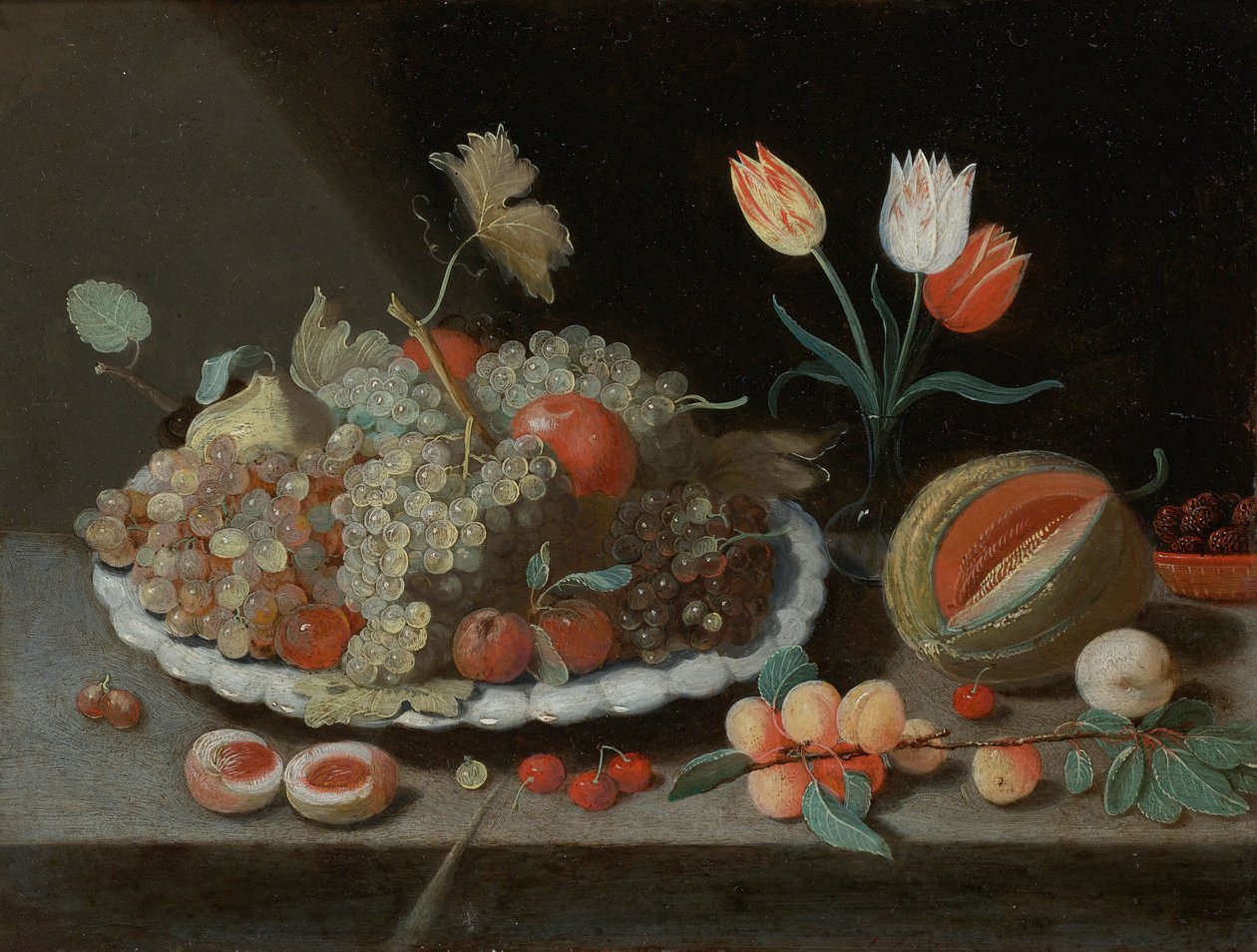 Bir tabakta üzüm ve diğer meyvelerle natürmort, laleli cam vazo, kavun, kayısı, kiraz ve diğer meyveler, hepsi bir çıkıntıda by Workshop of Jan van Kessel the Elder