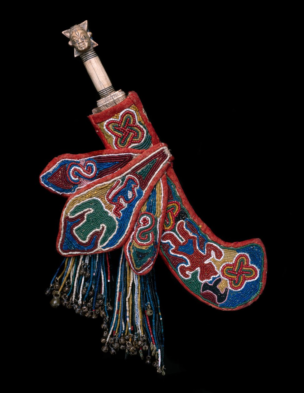 Kınlı Tören Bıçağı (udamalore), Owo Krallığı, Nijerya, 19. yüzyılın sonu - 20. yüzyılın başı (fildişi, demir, cam boncuklar, pirinç çanlar, pamuklu kumaş, ahşap ve baston) by Yoruba Culture Yoruba Culture