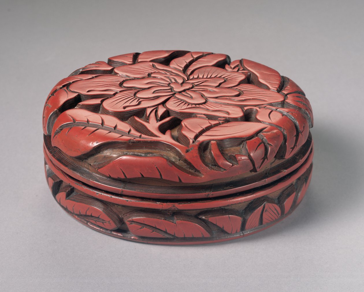 Yuvarlak Oymalı Cinnabar Sandık ve Kapağı (laklı ahşap) by Yuan Dynasty Chinese School