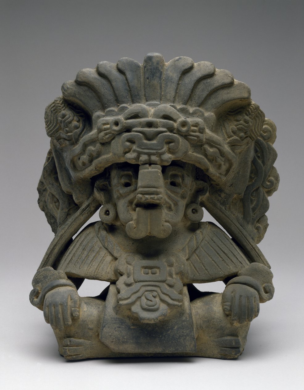 Oturmuş Ata ile Urn, MS 600-900 (kaymalı toprak kap) by Zapotec Zapotec