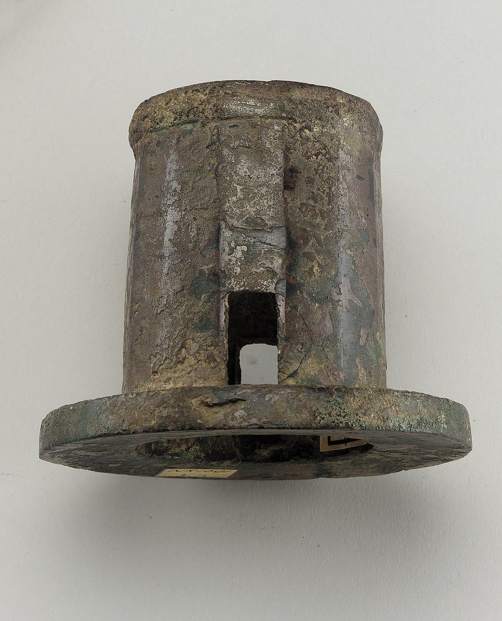 Araba montajı: aks kapağı (bronz) by Zhou Dynasty Chinese School