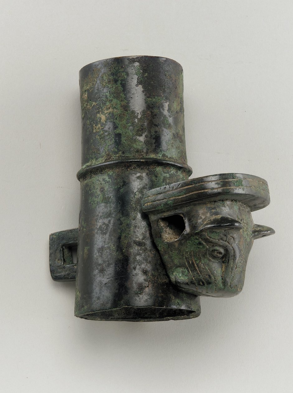 Bir kedi başı şeklinde döküm kilit pimli poyra kapağı (bronz) by Zhou Dynasty Chinese School