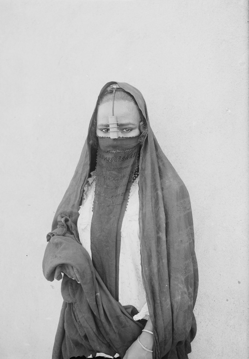 Örtülü Bir Kadın, Kahire, c.1910 (s/b fotoğraf) by . .