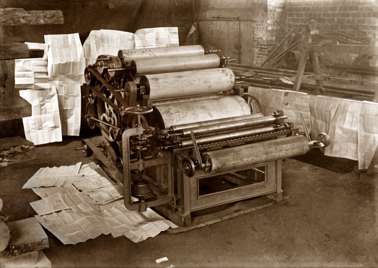 Bir matbaa: 1900 dolaylarında gazete basımı için döner pres (s/b fotoğraf) by . .