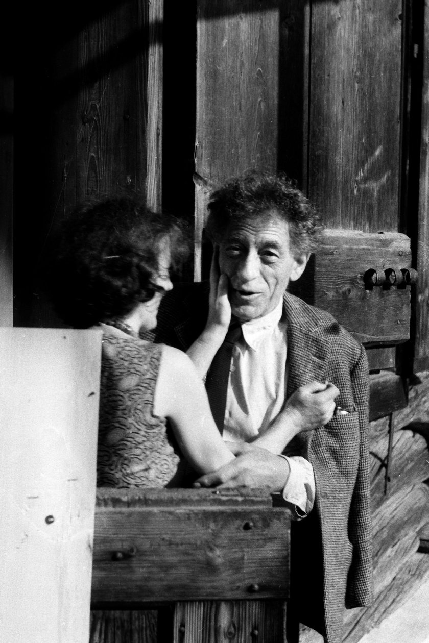 Alberto Giacometti, eşi Annette Arm ile ev atölyesinde (s/b fotoğraf) by John Pardon